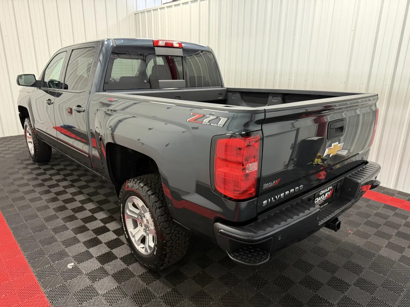 Chevrolet Silverado photo 2