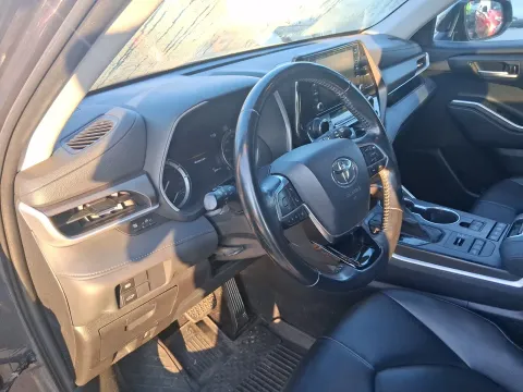 More photos of 2021 Toyota Highlander XLE at Oakley Auto World, MO