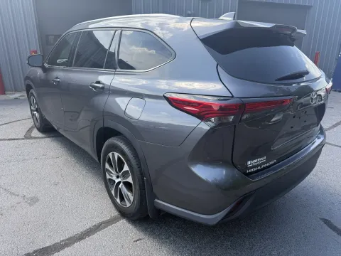 Photos of 2021 Toyota Highlander XLE for sale in Branson West, MO at Oakley Auto World