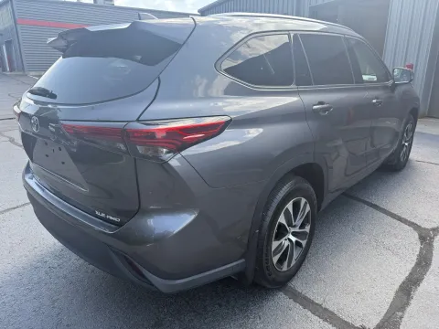 More photos of 2021 Toyota Highlander XLE at Oakley Auto World, MO