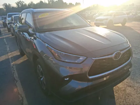 More photos of 2021 Toyota Highlander XLE at Oakley Auto World, MO
