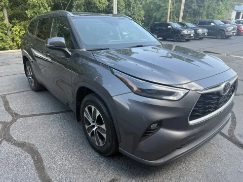 More photos of 2021 Toyota Highlander XLE at Oakley Auto World, MO