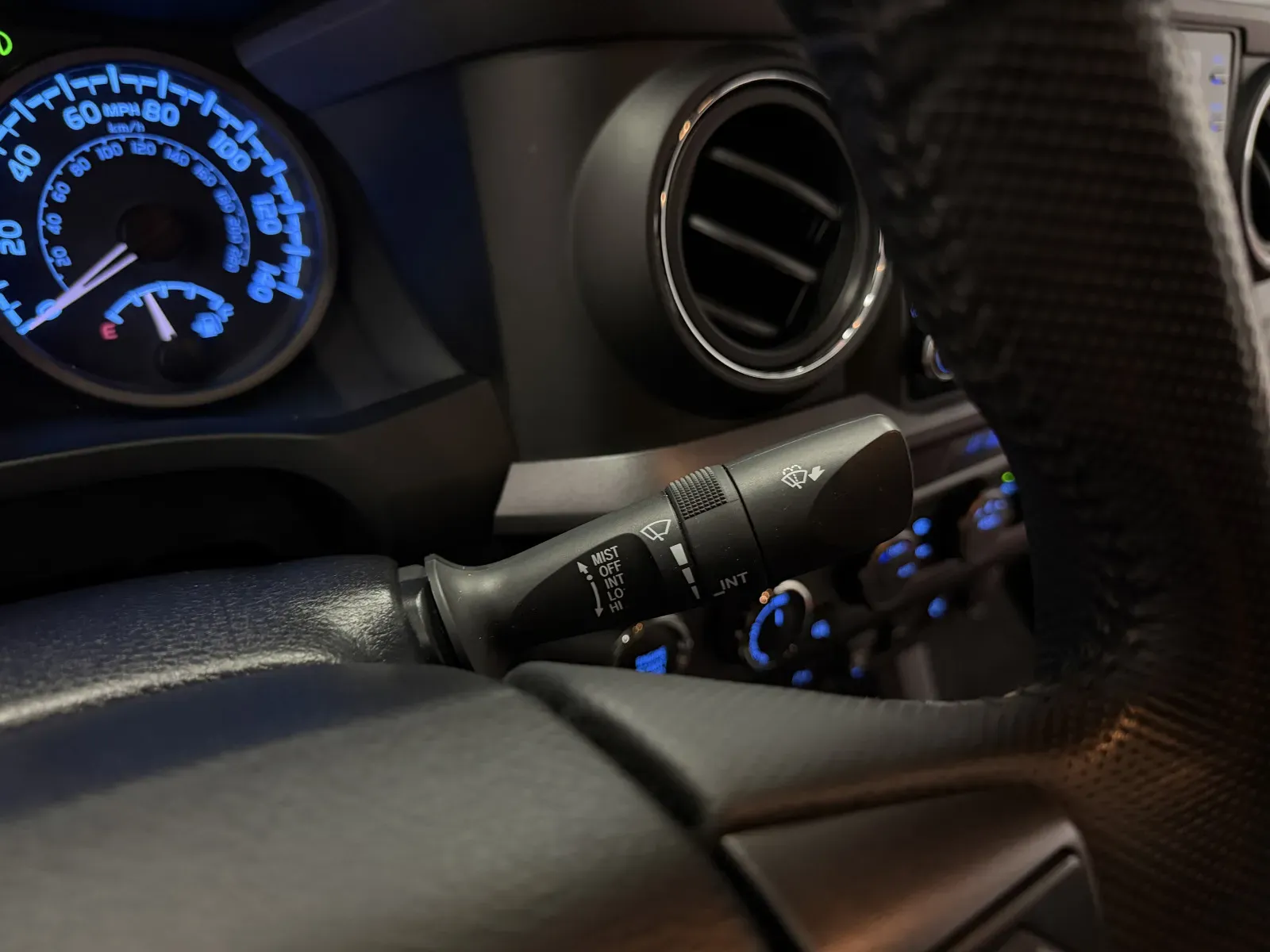 Toyota Tacoma photo 24