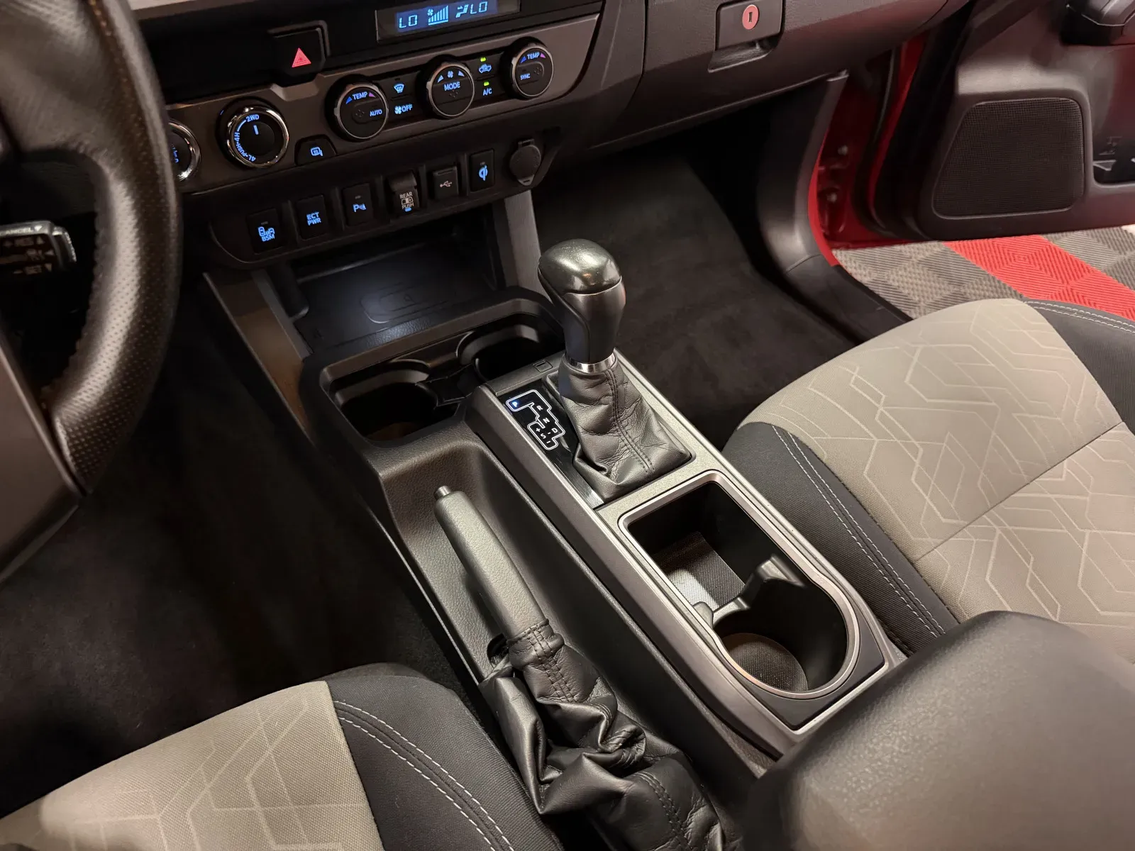 Toyota Tacoma photo 34