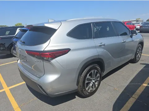 More photos of 2023 Toyota Highlander Hybrid XLE at Oakley Auto World, MO
