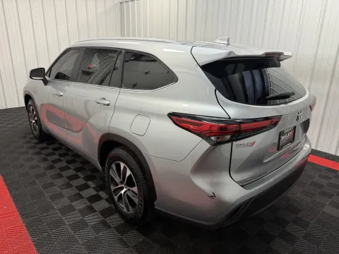Photos of 2023 Toyota Highlander Hybrid XLE for sale in Branson West, MO at Oakley Auto World