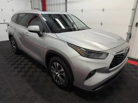 More photos of 2023 Toyota Highlander Hybrid XLE at Oakley Auto World, MO