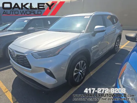 Silver 2023 Toyota Highlander Hybrid XLE for sale in Branson West, MO
