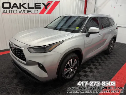 Silver 2023 Toyota Highlander Hybrid XLE for sale in Branson West, MO