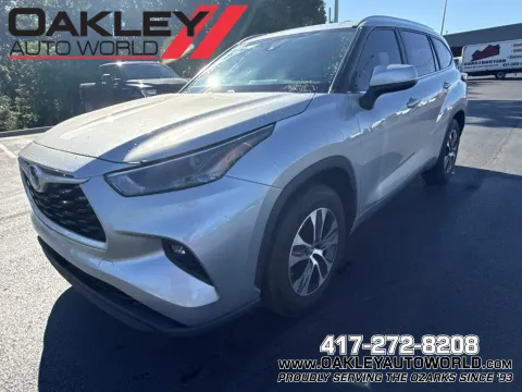 Silver 2023 Toyota Highlander Hybrid XLE for sale in Branson West, MO