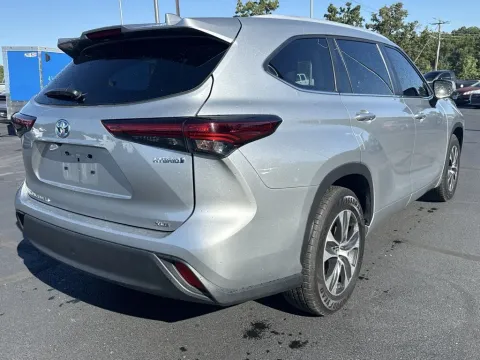More photos of 2023 Toyota Highlander Hybrid XLE at Oakley Auto World, MO