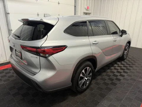 More photos of 2023 Toyota Highlander Hybrid XLE at Oakley Auto World, MO