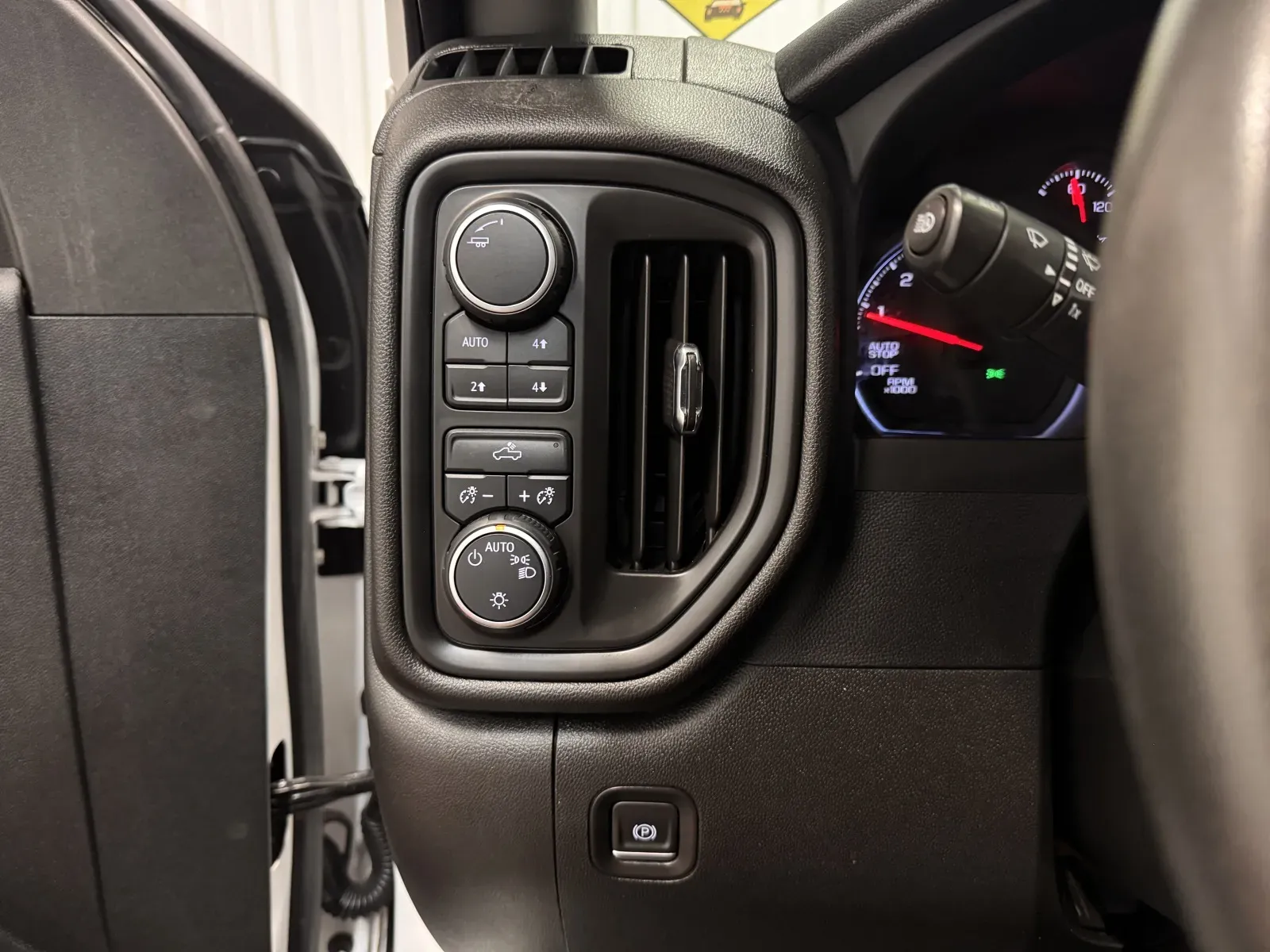 Chevrolet Silverado photo 23