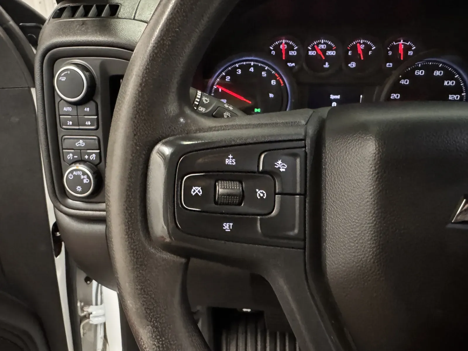 Chevrolet Silverado photo 19
