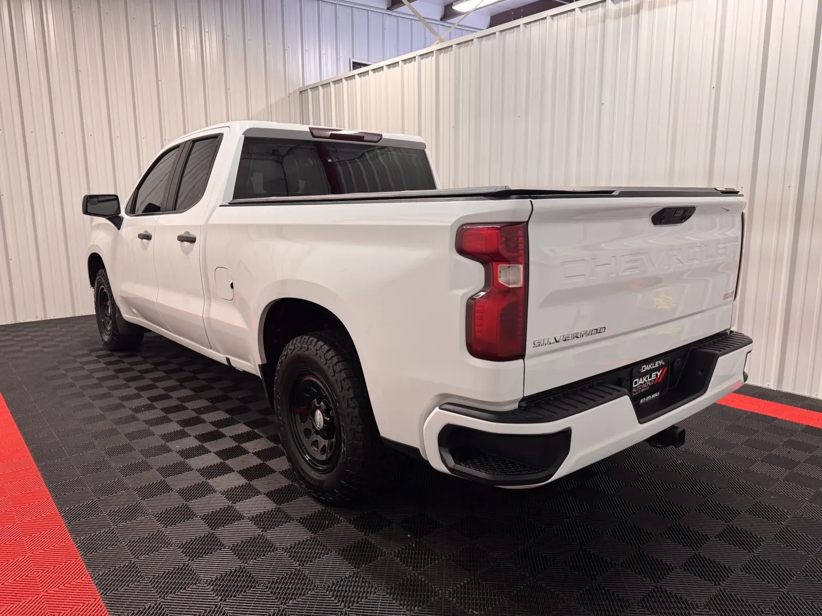 Chevrolet Silverado photo 2