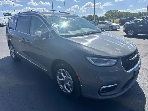 More photos of 2021 Chrysler Pacifica Limited at Oakley Auto World, MO