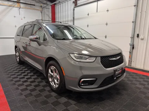 More photos of 2021 Chrysler Pacifica Limited at Oakley Auto World, MO