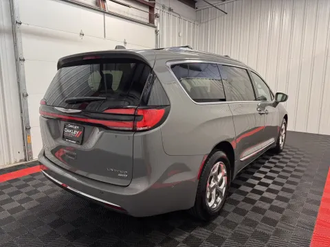 More photos of 2021 Chrysler Pacifica Limited at Oakley Auto World, MO