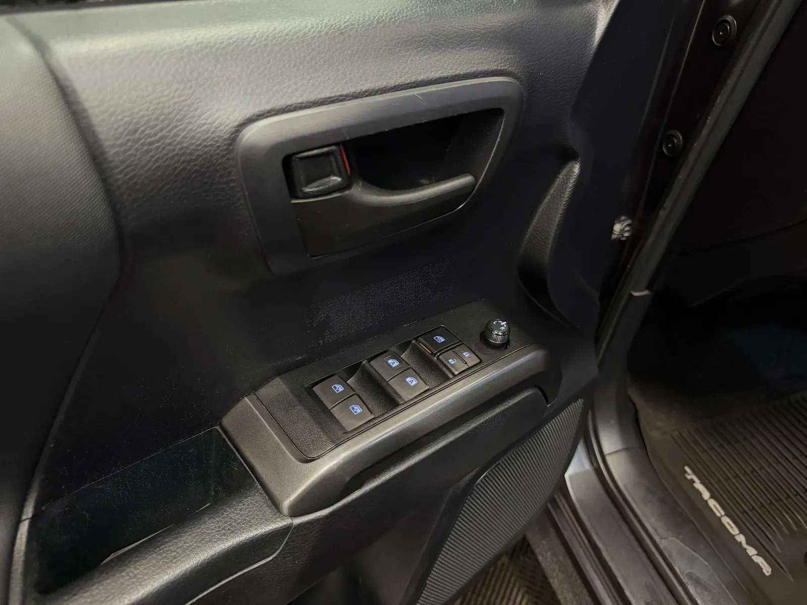 Toyota Tacoma photo 28