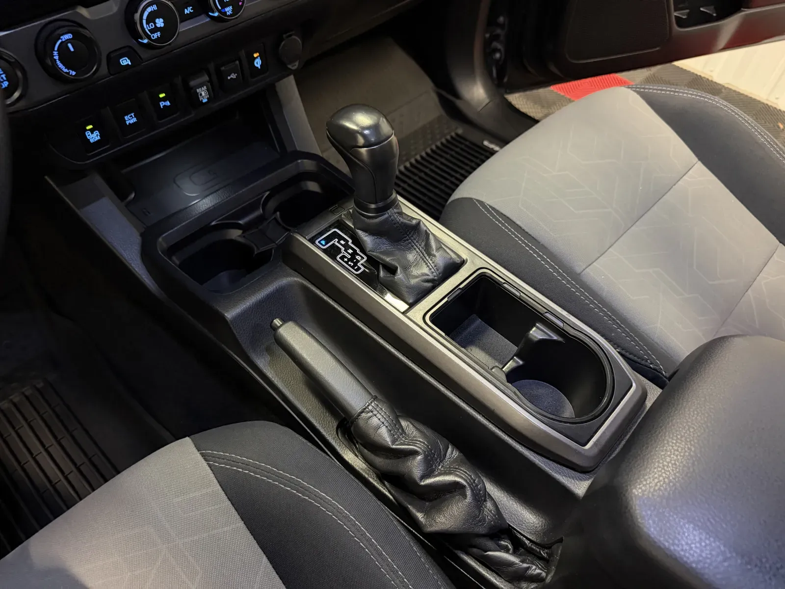 Toyota Tacoma photo 34