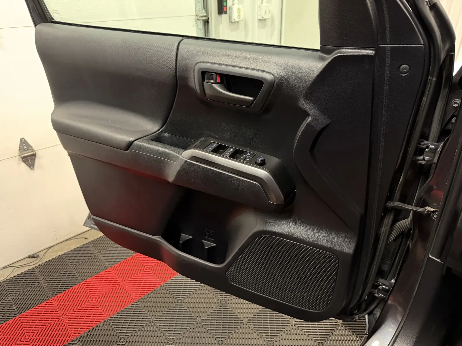 Toyota Tacoma photo 27