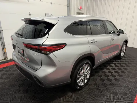 More photos of 2023 Toyota Highlander Hybrid Limited at Oakley Auto World, MO
