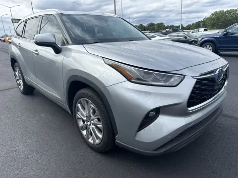 More photos of 2023 Toyota Highlander Hybrid Limited at Oakley Auto World, MO
