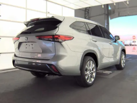 More photos of 2023 Toyota Highlander Hybrid Limited at Oakley Auto World, MO