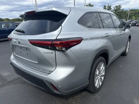 More photos of 2023 Toyota Highlander Hybrid Limited at Oakley Auto World, MO