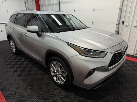 More photos of 2023 Toyota Highlander Hybrid Limited at Oakley Auto World, MO