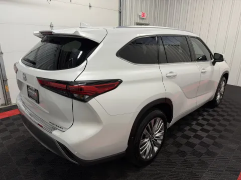 More photos of 2023 Toyota Highlander Platinum at Oakley Auto World, MO