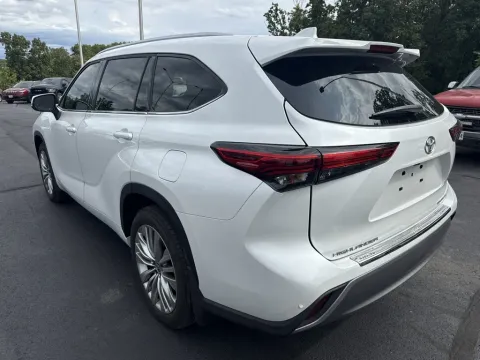 Photos of 2023 Toyota Highlander Platinum for sale in Branson West, MO at Oakley Auto World