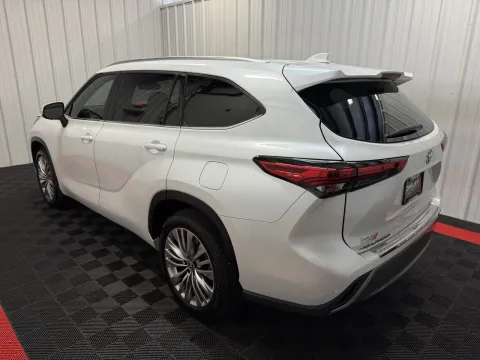 Photos of 2023 Toyota Highlander Platinum for sale in Branson West, MO at Oakley Auto World