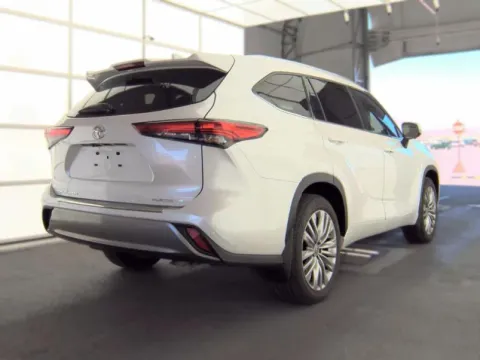More photos of 2023 Toyota Highlander Platinum at Oakley Auto World, MO