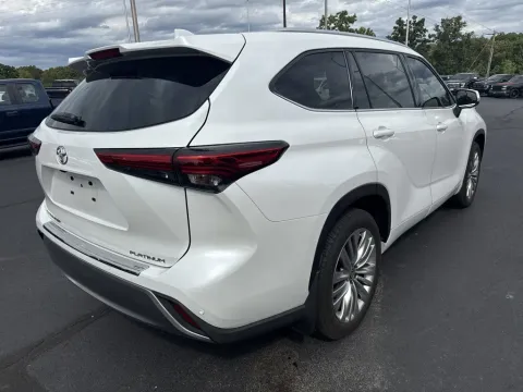More photos of 2023 Toyota Highlander Platinum at Oakley Auto World, MO