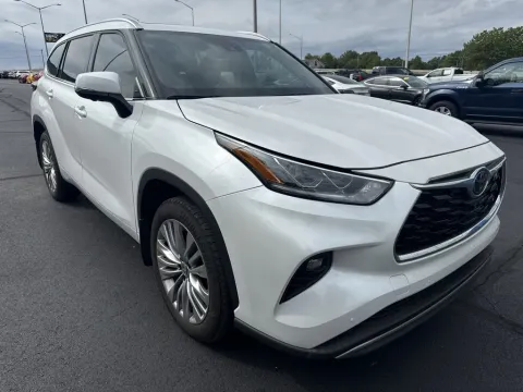 More photos of 2023 Toyota Highlander Platinum at Oakley Auto World, MO