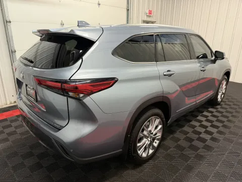 More photos of 2023 Toyota Highlander Limited at Oakley Auto World, MO