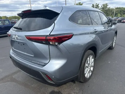 More photos of 2023 Toyota Highlander Limited at Oakley Auto World, MO