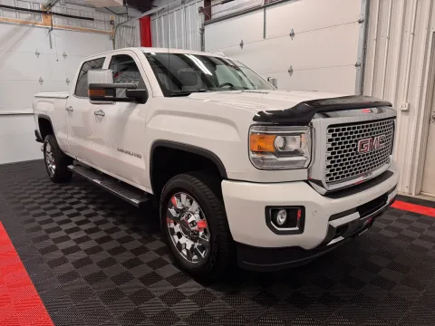 More photos of 2015 GMC Sierra 2500 HD Denali at Oakley Auto World, MO