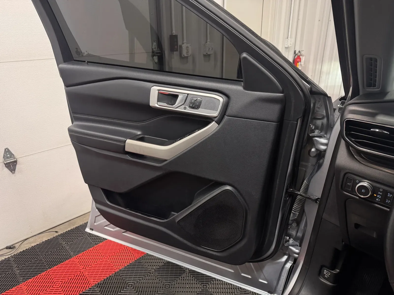 Ford Explorer photo 26