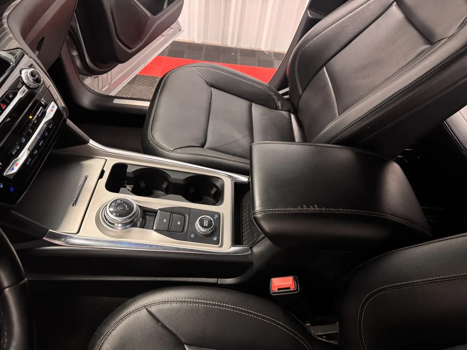 Ford Explorer photo 33