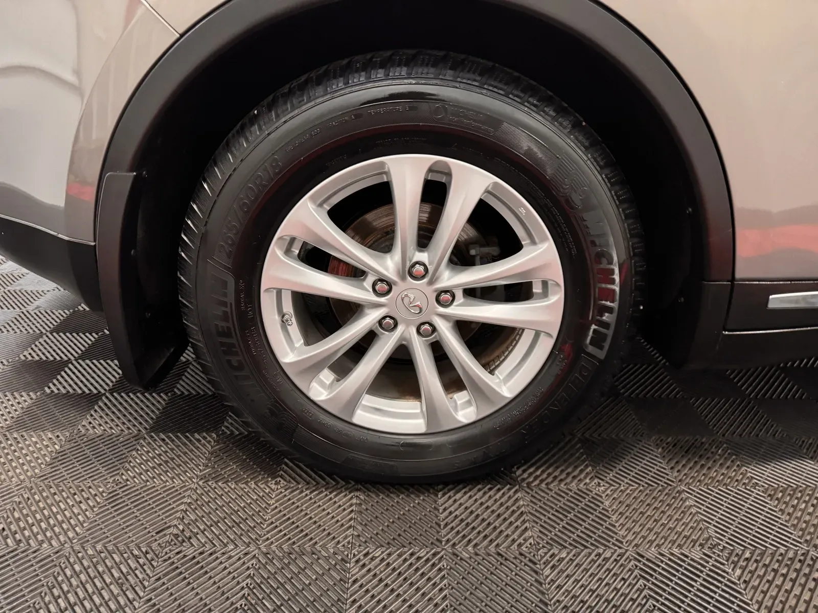 Infiniti QX70 photo 17