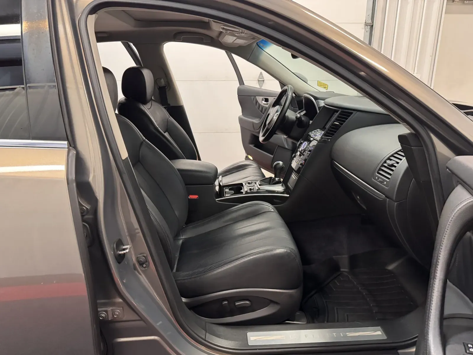 Infiniti QX70 photo 42