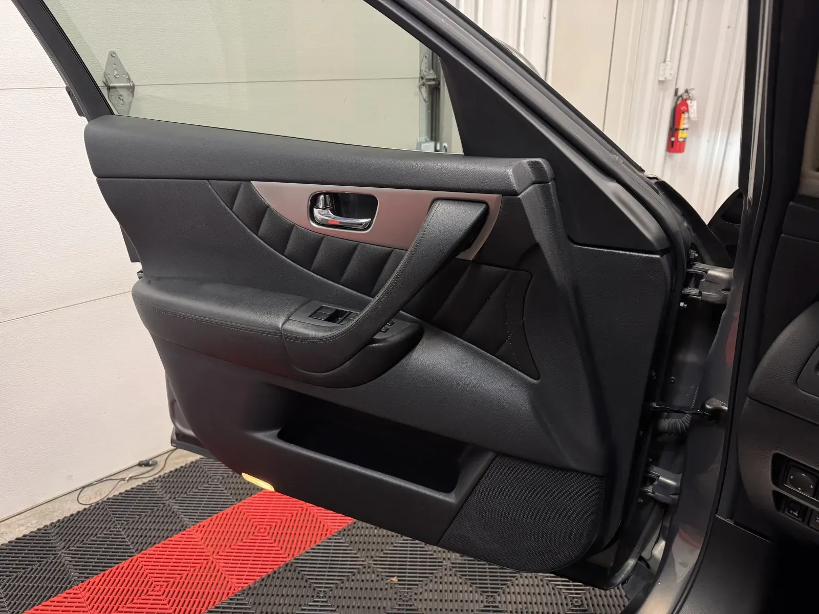 Infiniti QX70 photo 26