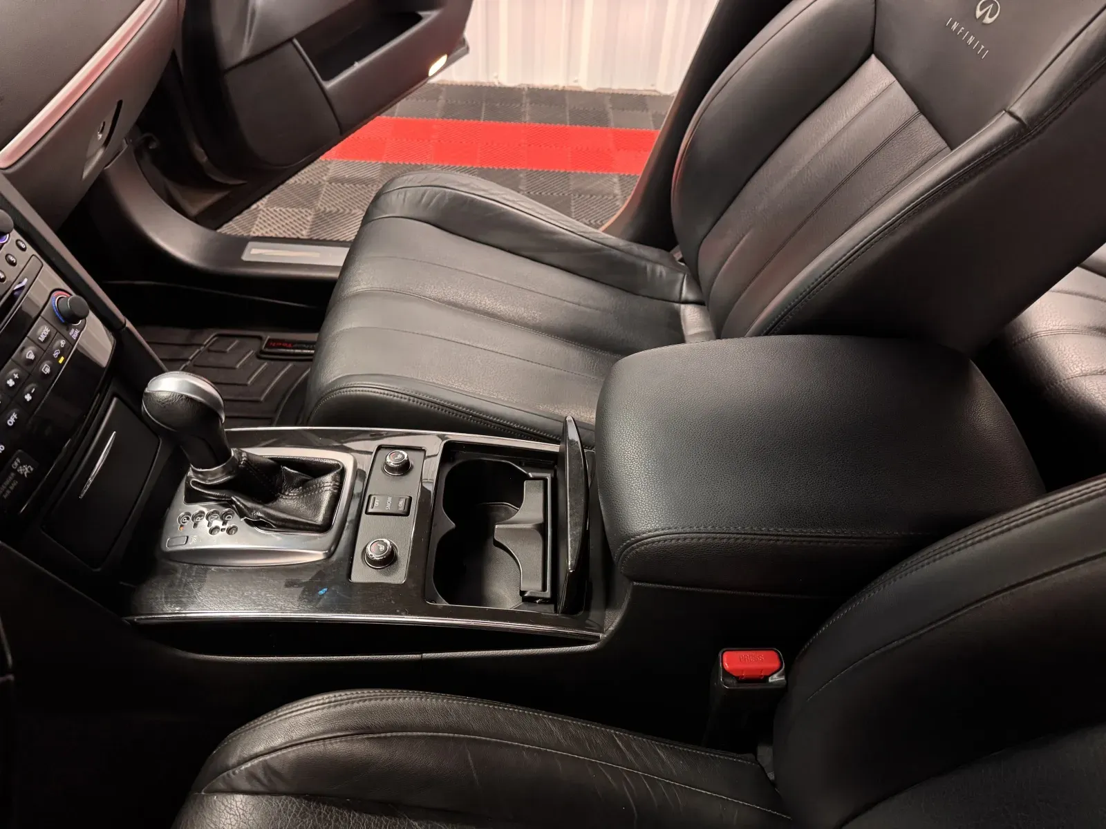 Infiniti QX70 photo 32