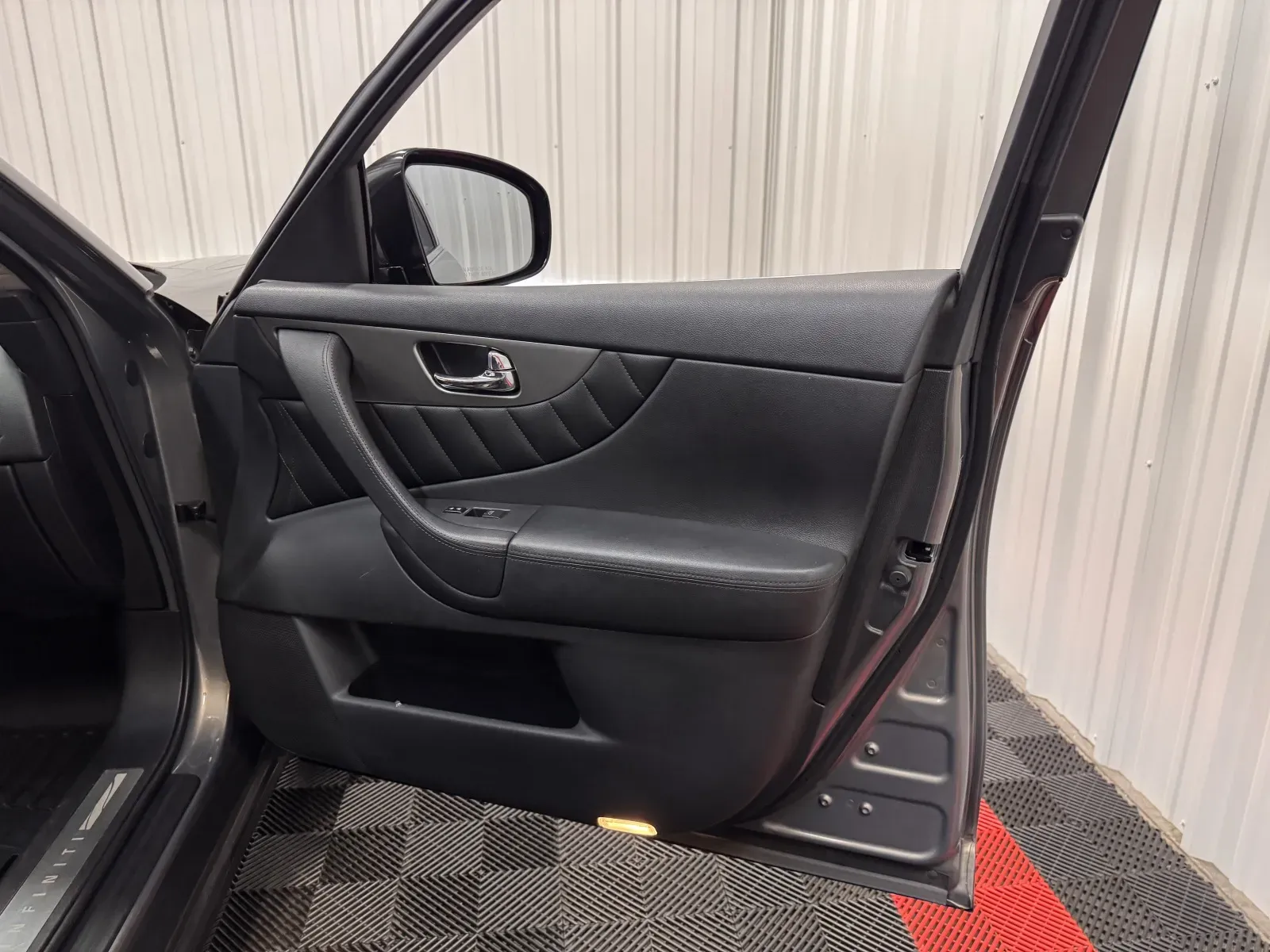 Infiniti QX70 photo 41