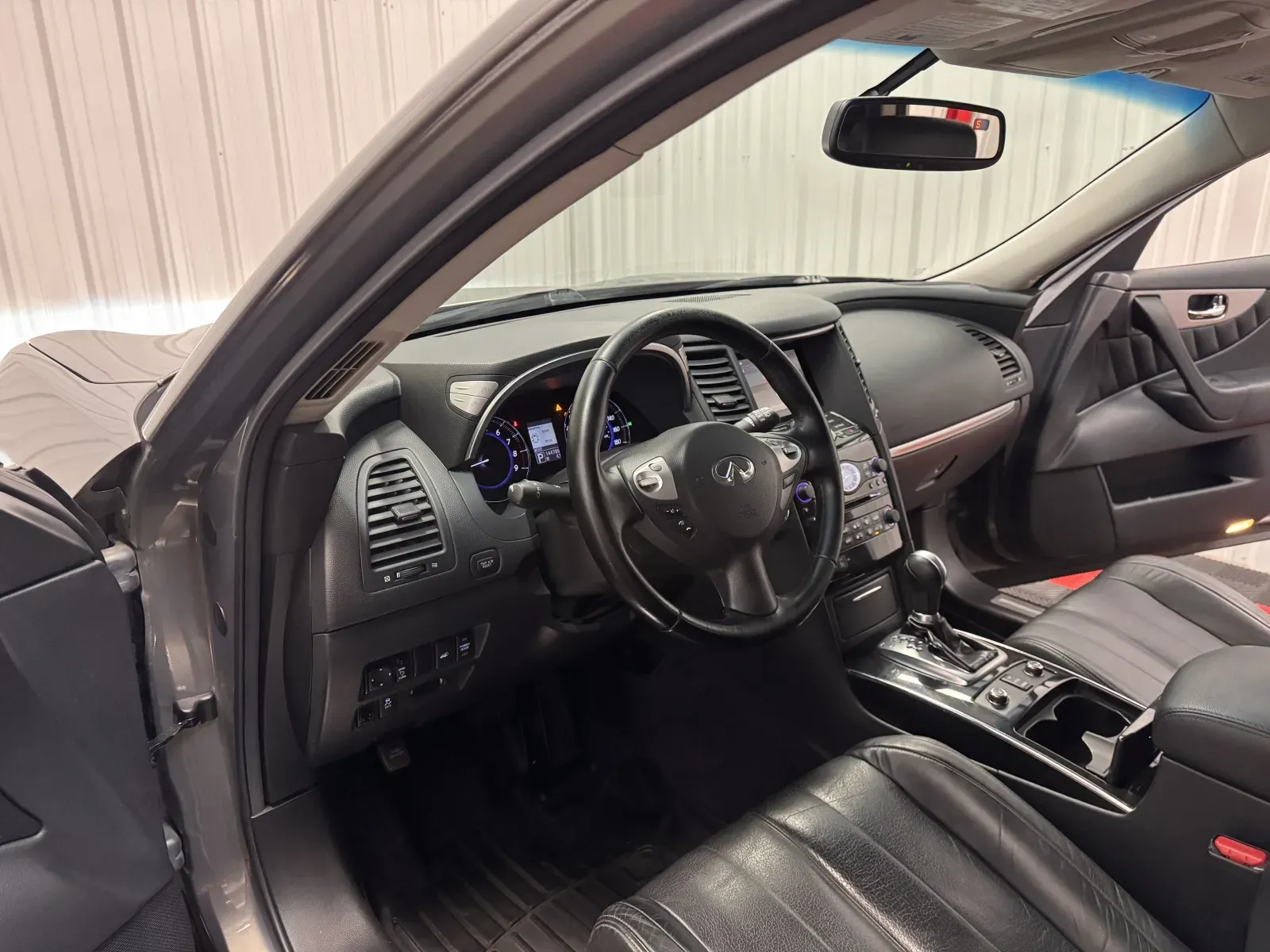 Infiniti QX70 photo 35