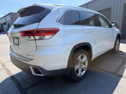 More photos of 2017 Toyota Highlander Limited at Oakley Auto World, MO