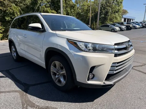 More photos of 2017 Toyota Highlander Limited at Oakley Auto World, MO