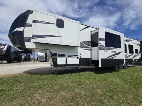 More photos of 2017 Dutchmen Voltage 3815 at Liberty Trail RV - Denton, TX